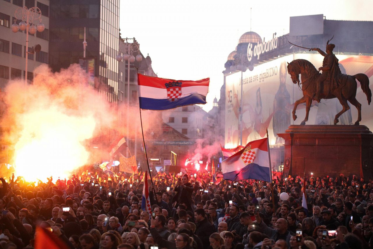 Fotografija: Prosvjed na zagrebačkom Trgu bana Jelačića "Zajedno za slobodu, stop COVID potvrdama"/Foto: Dragan Matić/CROPIX

