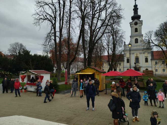 Gužva ispred paviljona, Bjelovarčani su u velikom broju došli podržati otvorenje Adventa/Foto: Martina Čapo
