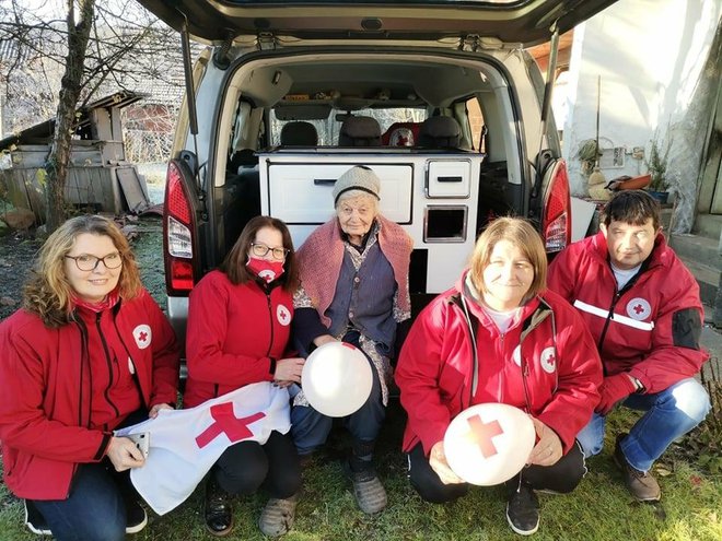 Ekipa Crvenog križa razveselila baku Daru/ Foto: Crveni križ
