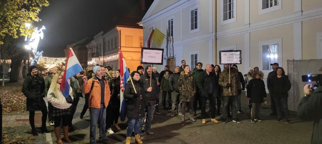 Prosvjednici su prišli okupljenim vjernicima s druge strane i mirno držali transparente/Foto: Martina Čapo
