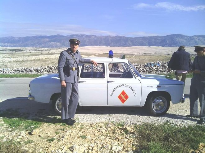 Osmica kao policijski automobil za potrebe danskog filma i Silvio Šavorić odjeven u policajca na snimanju na Pagu/Foto: Privatni album
