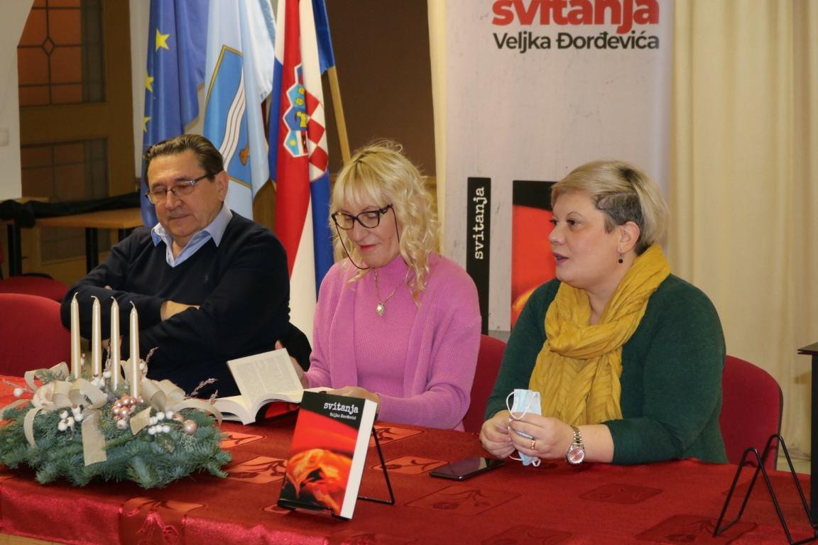 Fotografija: Veljko Đorđević, Marijana Braš i Anamarija Blažević na predstavljaju romana "Svitanja"/Foto: Pakrački list

