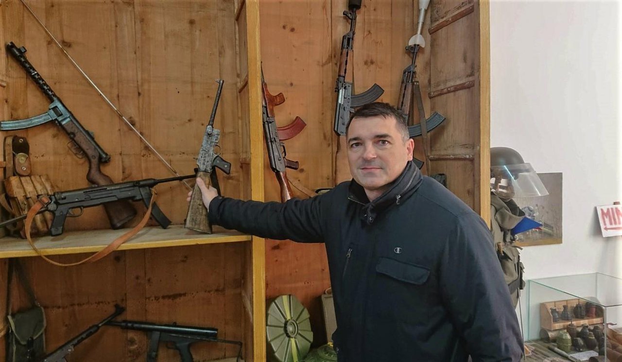 Fotografija: Mario Tušek s puškom MAS-39 koju je koristio francuski pokret otpora/Foto: Mario Barać

