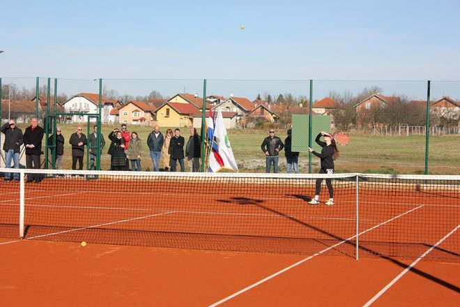 Dvije mlade tenisačice, Ema i Merisa, koje redovito i marljivo treniraju, isprobale su novi teren i pokazale kako igraju tenis/Foto: Compas
