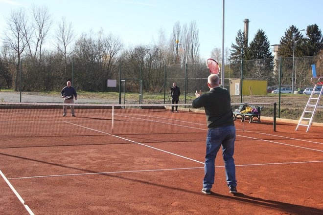 Veliki dan za lipički tenis bio je prigoda da po prvi put na terenu u kratkom teniskom meču snage odmjere i gradonačelnik Vinko Kasana i predsjednik Gradskog vijeća Slobodan Katunar/Foto: Compas
