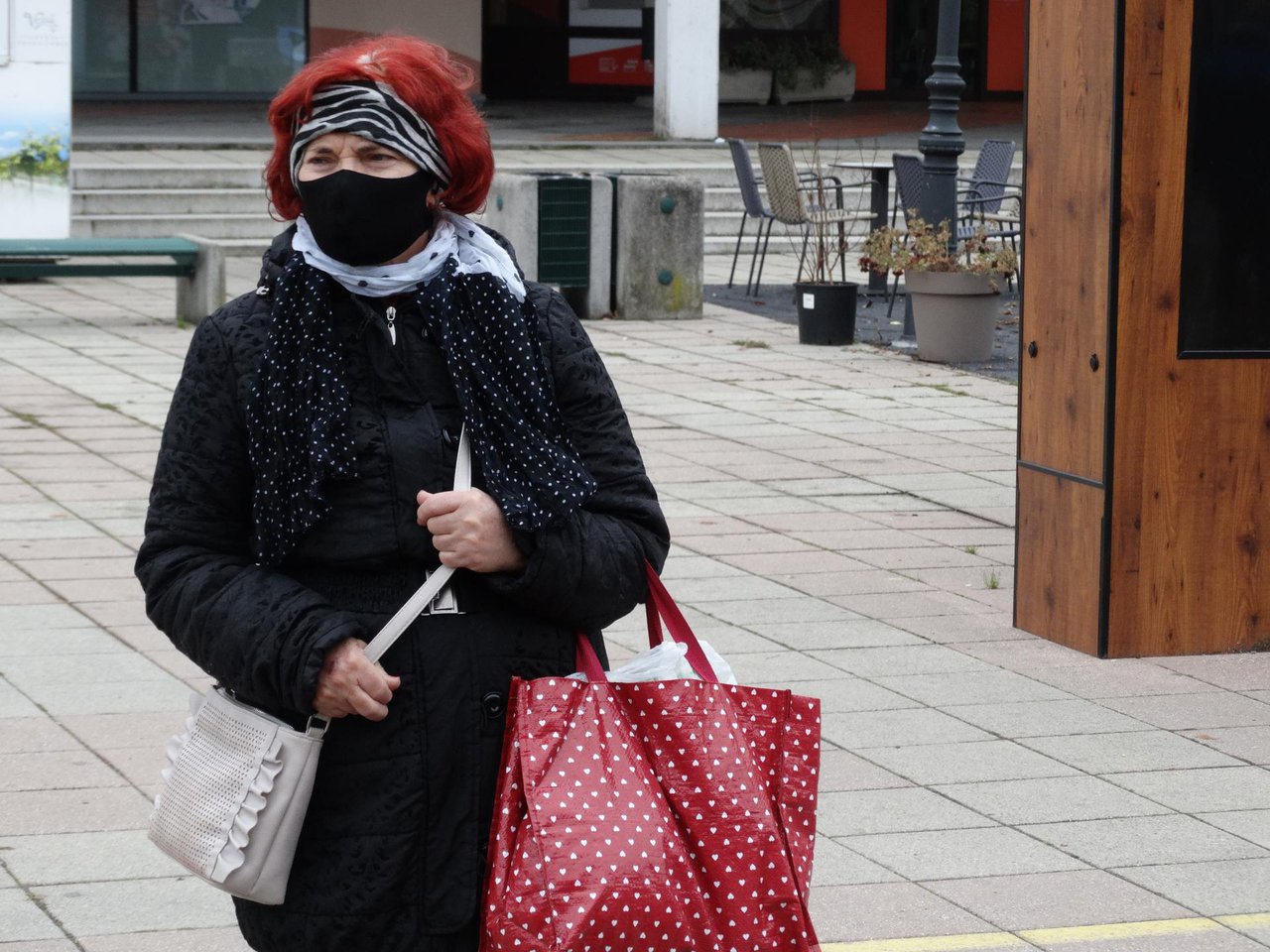 Fotografija: Daruvarčani na javnim površinama nose maske/Foto: Nikica Puhalo

