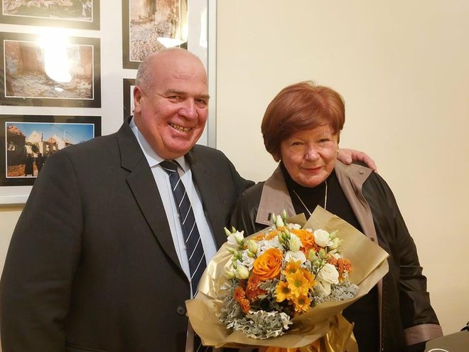 Gradonačelnik Lipika Vinko Kasana s autoricom izložbe dr. Anđelkom Gajšak Špančić
