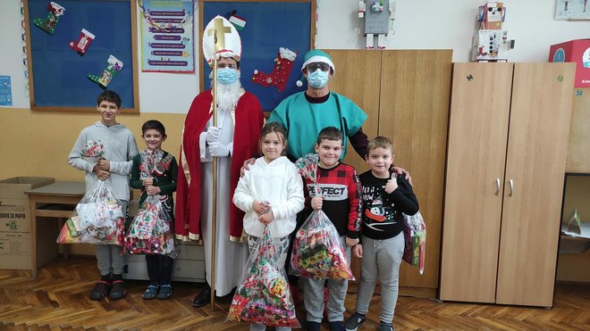 Sveti Nikola i njegov pomoćnik vilenjak obišli su djecu po razredima/Foto: Sanja Vranješević
