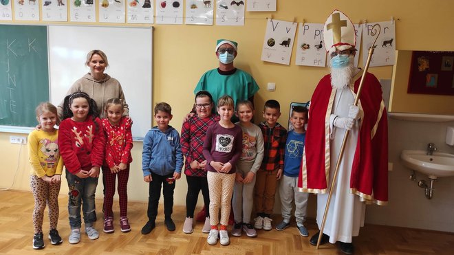 Sveti Nikola i njegov pomoćnik vilenjak obišli su djecu po razredima/Foto: Sanja Vranješević
