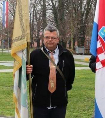 Medo Barčan sa zastavom branitelja Lipika/Foto: Saša Barčan/privatni album
