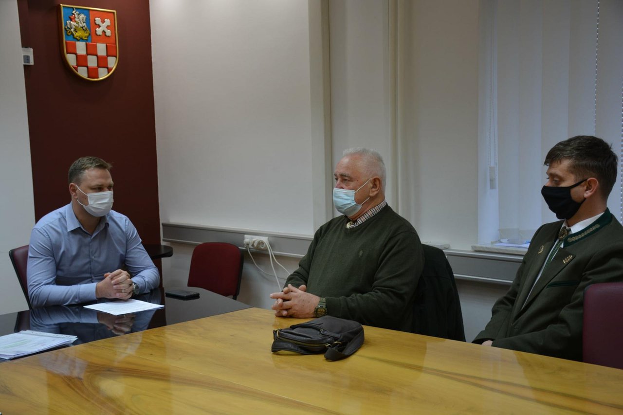 Fotografija: Župan Marko Marušić s predsjednikom Matom Kovačevićem i tajnikom Sašom Čankom/ Foto: BBŽ

