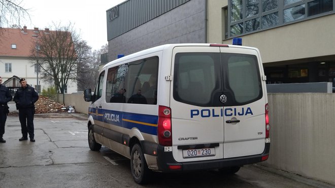 Policija na ulazu u KMC uoči sjednice/ Foto: Deni Marčinković
