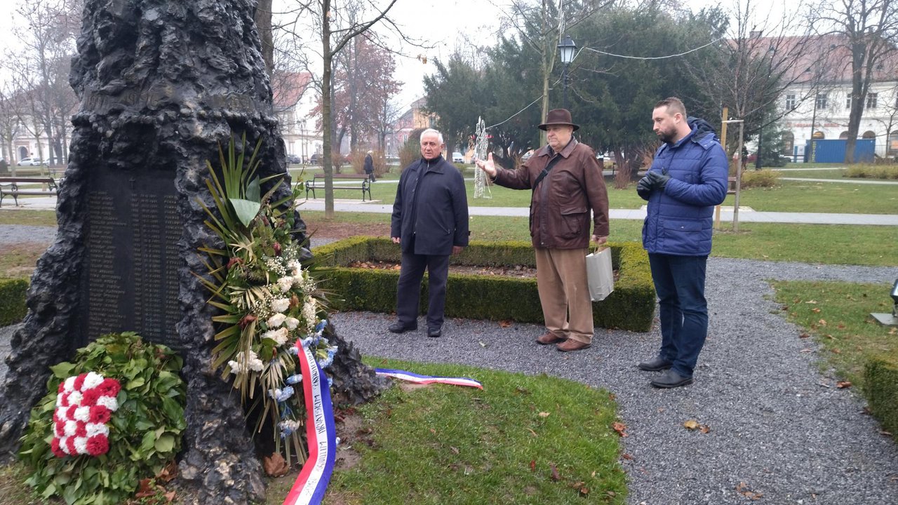 Fotografija: Stjepan Budinski, Mato Šiprak i Igor Brajdić pokraj spomenika u središnjem parku/ Foto: Deni Marčinković
