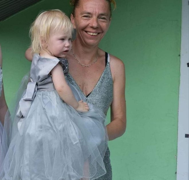 Silvija Muktić s najmlađom kćerkicom koja stalno pita zašto Bellu boli nogica/Foto: Privatni album
