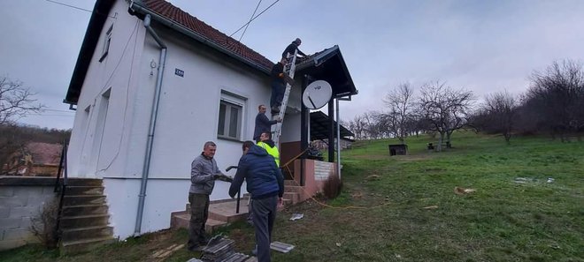 Obrtnici iz Pakraca i Lipika nakon potresa su popravljali krovove u Taborištu pokraj Petrinje/Foto: Mario Barač
