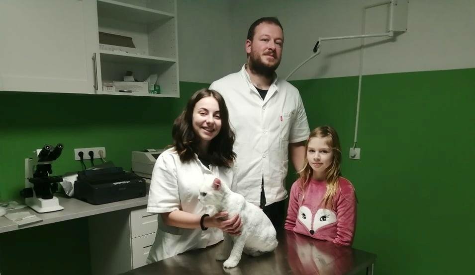 Fotografija: Dalibor s veterinarskom tehničarkom Mihaelom i kćerkom Petrom u novoj ambulanti/Foto: Privatni album
