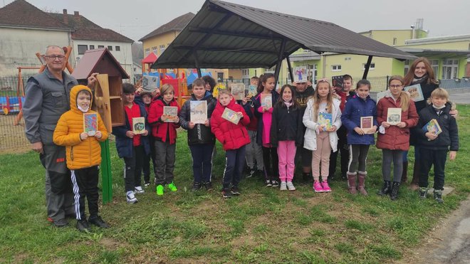 Domar iz škole izradio je djeci drvenu kućicu za knjige/Foto: Sanja Vranješević
