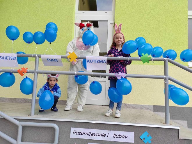 Uskrsni zeko također je podržao Svjetski dan svjesnosti o autizmu/Foto: Sanja Vranješević
