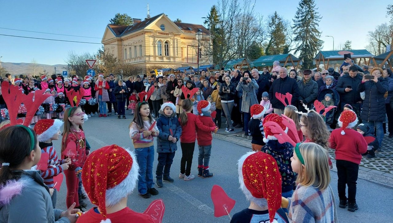 Fotografija: Mnoštvo Lipičana uživalo je u Božićnom sajmu/Foto: Compas.hr
