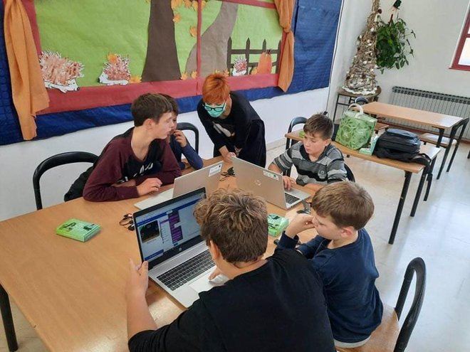 Mališani uživaju u programiranju/ Foto: Udruga informatičara BBŽ
