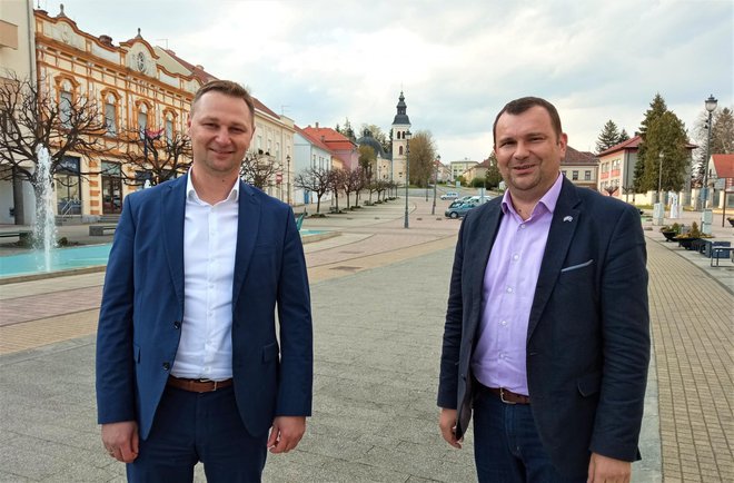Novi župan Marko Marušić i Damir Lneniček snimljeni u Daruvaru tijekom predizborne kampanje za lokalne izbore 2021. /Foto: Nikica Puhalo
