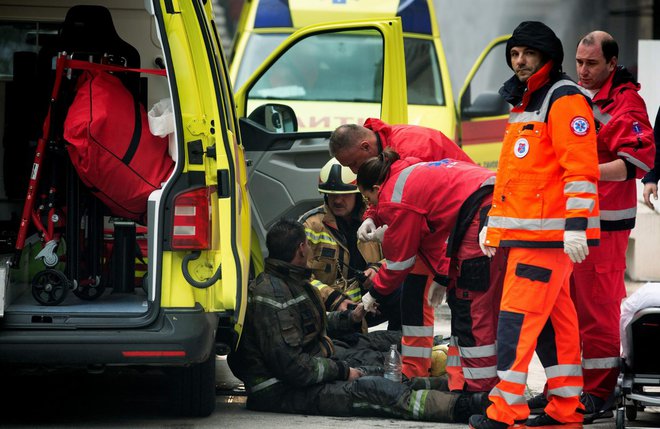 Djelatnici Hitne pružaju pomoć vatrogascima nakon intervencije/Foto: Saša Burić/CROPIX

 
