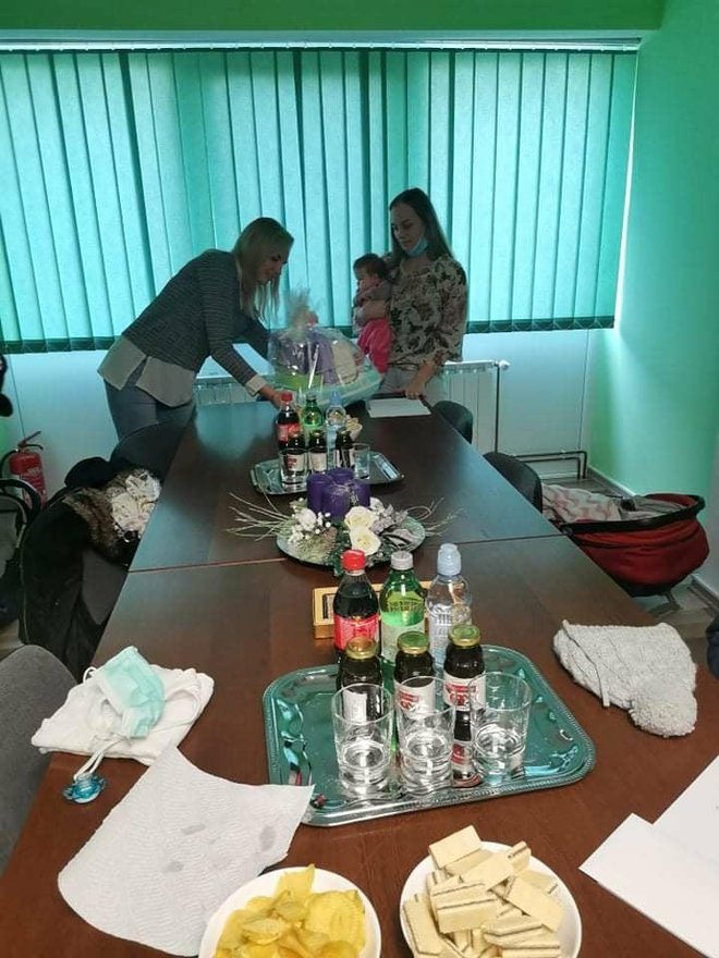 Bebice su dobile prigodne pakete i tisuću kuna/Foto: Općina Dežanovac

