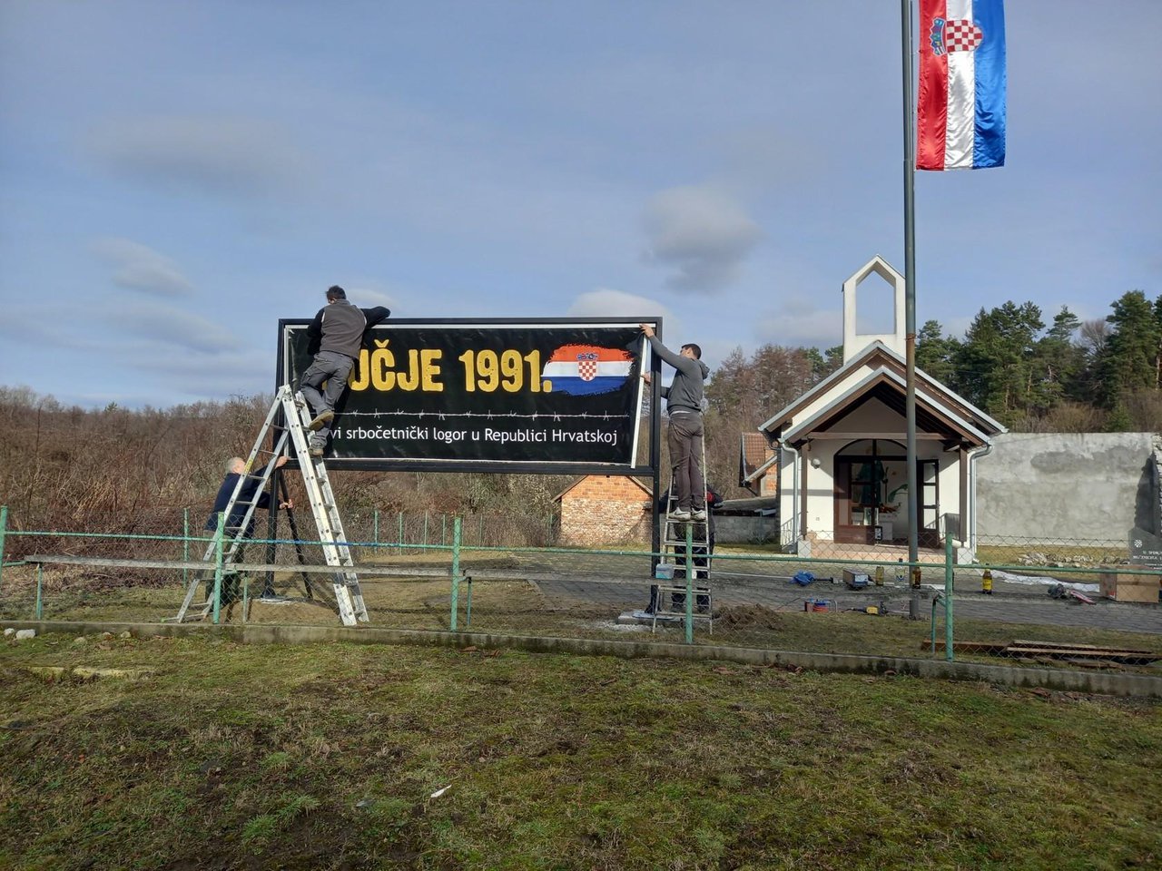 Fotografija: Udruga logoraša srpskog koncentracijskog logora "Bučje" postavila je veliki pano na mjestu gdje se nalazi spomen obilježje/Foto: Compas
