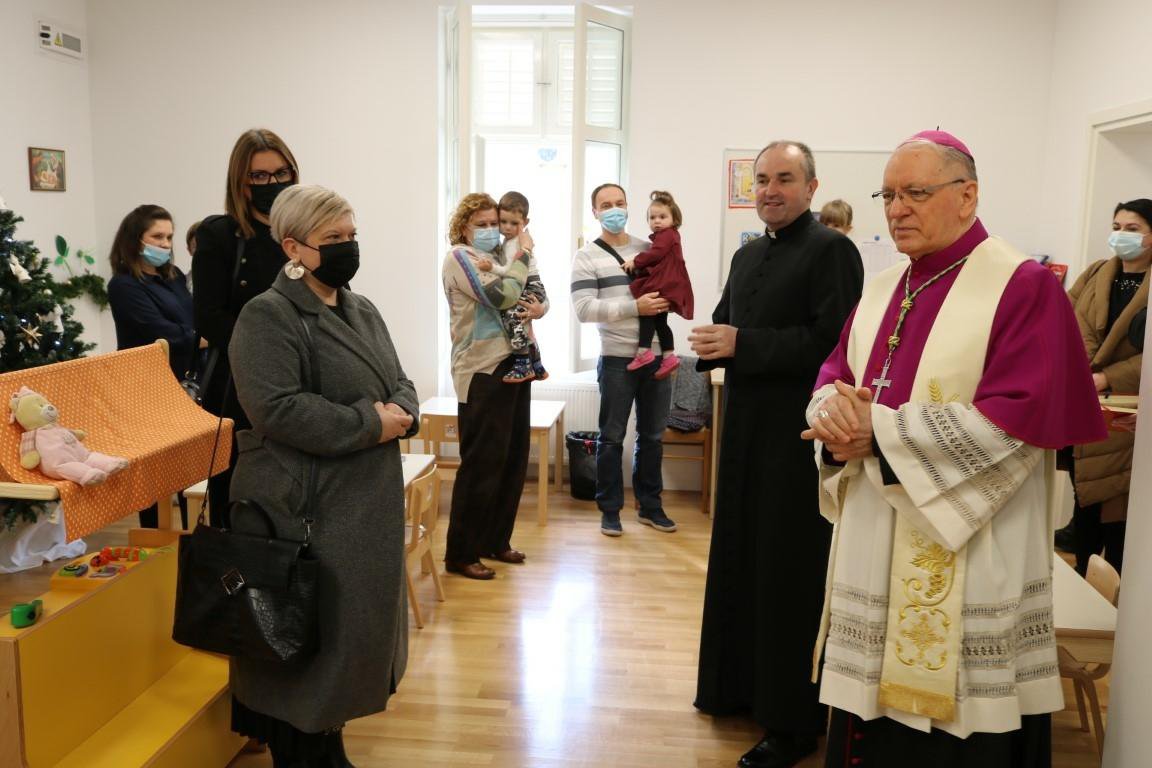 Fotografija: Požeški biskup msgr. Antun Škvorčević danas je posjetio i blagoslovio novouređenu zgradu u vlasništvu pakračke Župe /Foto: Pakrački list
