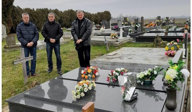 Članovi Udrrge i obitelji na grobu pokojnog Vezmara u Marinom Selu/Foto: UHBDRP-Garešnica
