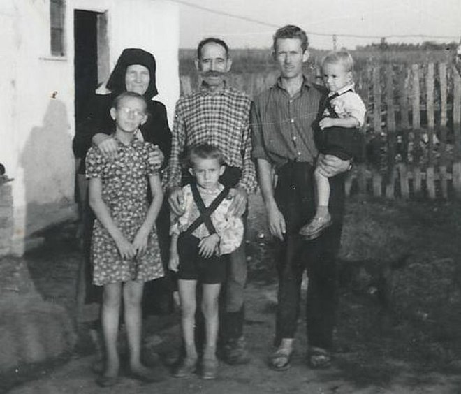 Obitelj Pejić snimljena u Vrbanji 1964. godine. Mato je u sredini ispred oca/ Foto: Privatni album
