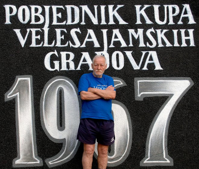Štef Lamza pokraj murala u spomen na legendarnu generaciju Dinama '67., osvajača tadašnjeg Kupa Velesajamskih gradova/Foto: Nenad Dugi/CROPIX
