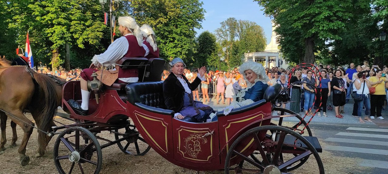 Fotografija: Carica Marija Terezija u svojoj kočiji ispred gradskog parka na Terezijani 2021./Foto: Martina Čapo

