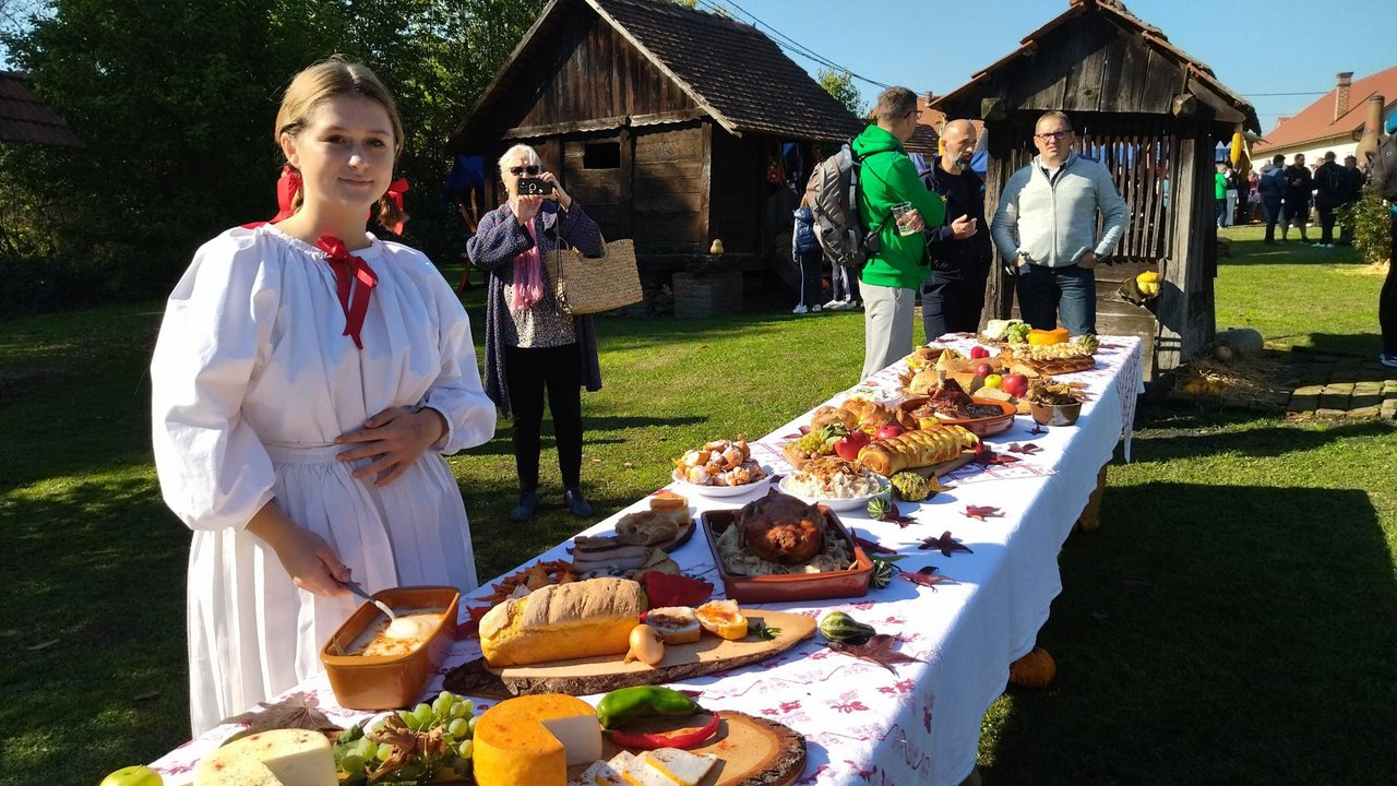 Fotografija: Bogata ponuda tradicionalnih jela na jednoj od manifestacija u Velikom Trojstvu/ Foto: Deni Marčinković
