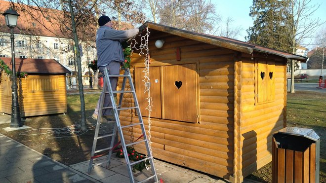 Krenulo je i uklanjanje kućica u kojima su izlagači na Adventu izlagali svoje proizvode/Foto: Deni Marčinković
