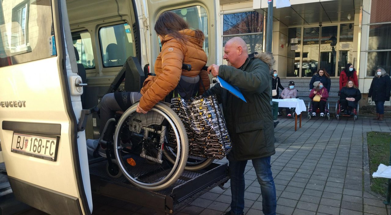 Fotografija: Najveća prednost kombija je rampa za olakšani ulazak osoba u invalidskim kolicima/ Foto: Deni Marčinković
