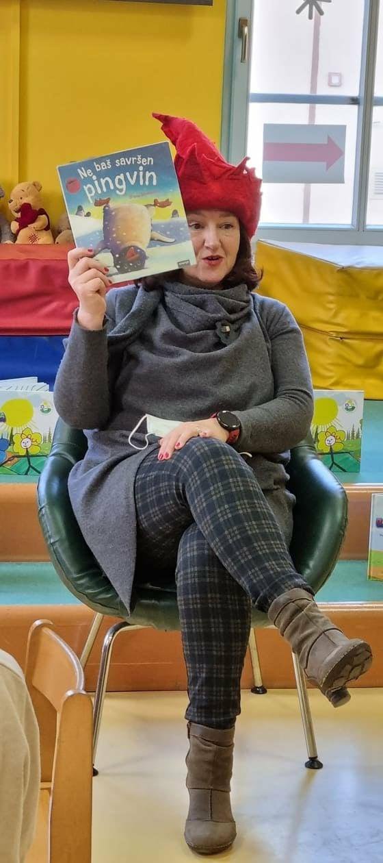 Knjižničarka Snježana Berak sa slikovnicom koju su OSIT-ovci odmah prihvatili/Foto: Facebook OSIT Mario
