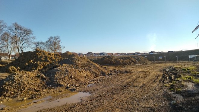Na ledinu je trenutno navezena zemlja iskopana prilikom gradnje stadiona/ Foto: Deni Marčinković
