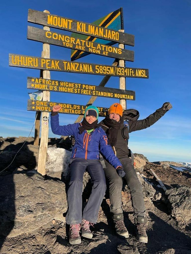 Nakon duge i hladne noći i napornog uspona fotkanje na najvišem vrhu Kilimandjara - Uhuru Peak 5895 m nadmorske visine/Foto: Privatni album
