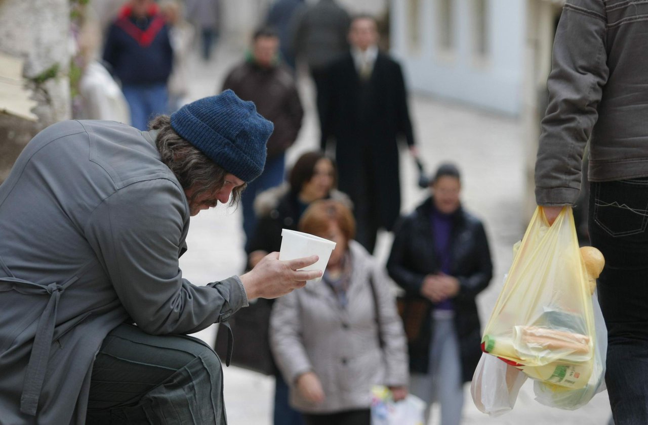 Fotografija: Muškarac i žena prosili su novac kod trgovačkog centra u Gajevoj ulici/Foto: Duje Klarić/CROPIX (ilustracija)
