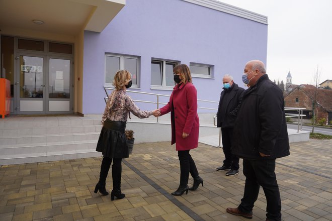 Ispred novog vrtića u Poljani županicu je dočekala ravnateljica Tatjana Benković / Foto: Nikica Puhalo/MojPortal.hr
