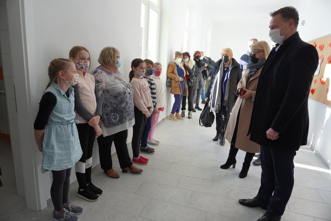 Župana su dočekali učenici s učiteljicom/Foto: Nikica Puhalo/MojPortal.hr
