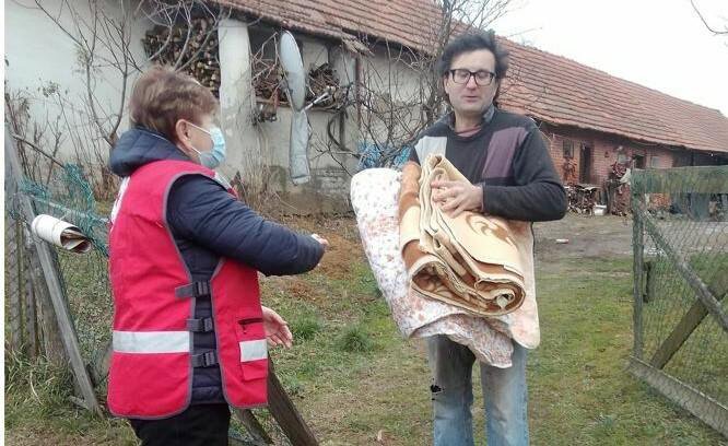 Fotografija: Anđelka je podijelila deke i prekrivače korisnicima na šandrovačkom području/Foto: Mirko Bedeković
