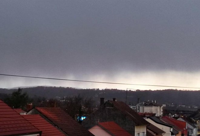 Daruvar je i tijekom poslijepodneva prekrio crni oblak iz kojeg je padala solika/Foto: MojPortal.hr
