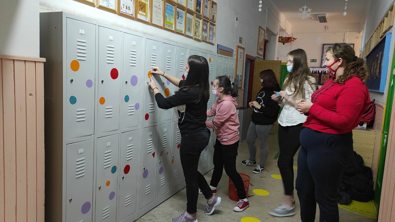 Fotografija: Vrijedne učenice u poslu ukrašavanja novih ormarića u hodniku škole/Foto: OŠ Veliko Trojstvo
