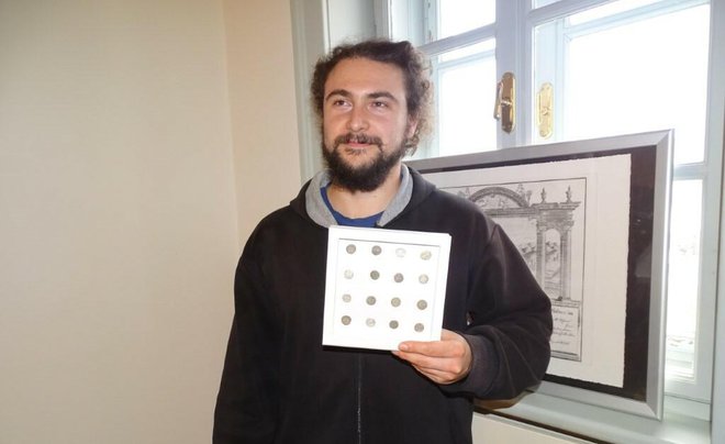 Magistar arheologije Krešimir Vacek s primjercima Slavonskog banovca koji se čuvaju u pakračkom muzeju/Foto: FOTOimago
