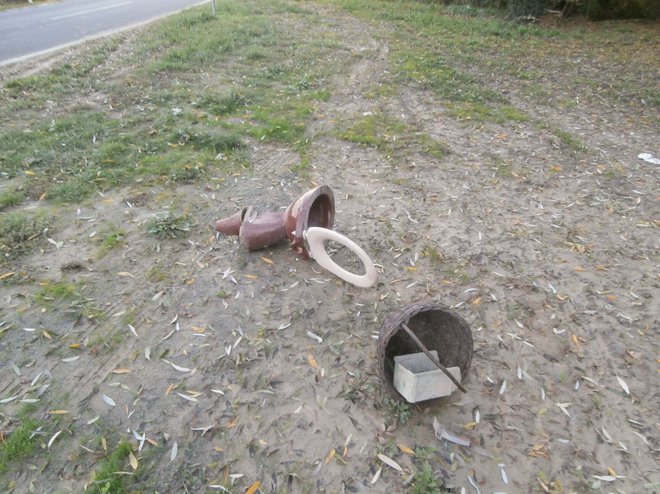 Netko je ostavio wc školjku na ulazu u Dežanovac/Foto: Općina Dežanovac
