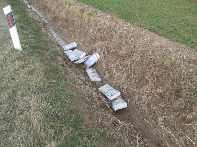 Netko je u kanal bacio osam vreća smeća/Foto: Općina Dežanovac
