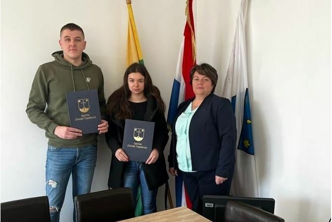 Fotografija: Načelnica s dvoje od ukupno troje studenata koji će primati stipendiju u tekućoj akademskoj godini/Foto: Facebook Općina Zrinski Topolovac
