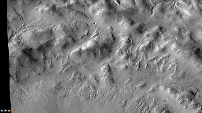 Povećanje sjevernog zida kratera Lipik snimljenog CTX kamerom. Vidljivi su mnogi glečeri u obliku jezika/Foto: Wikipedia
